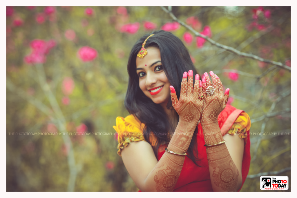 The mehndi not only adorns her hand,but even the pic too!!