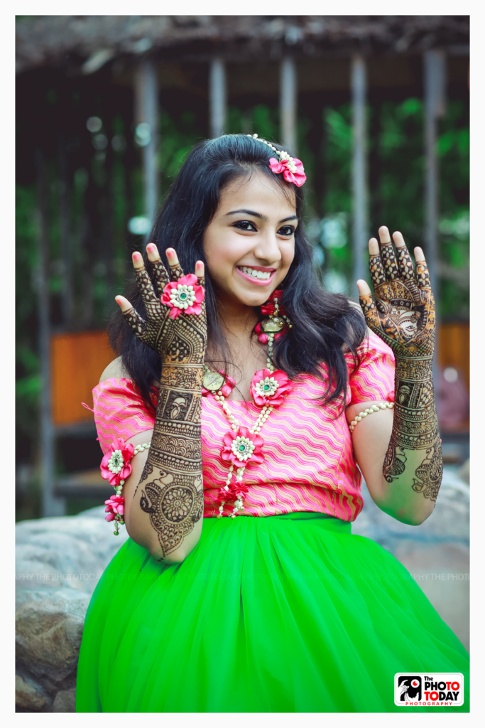 Detailed mehndi needs its moment of glory in front of the lens too!!