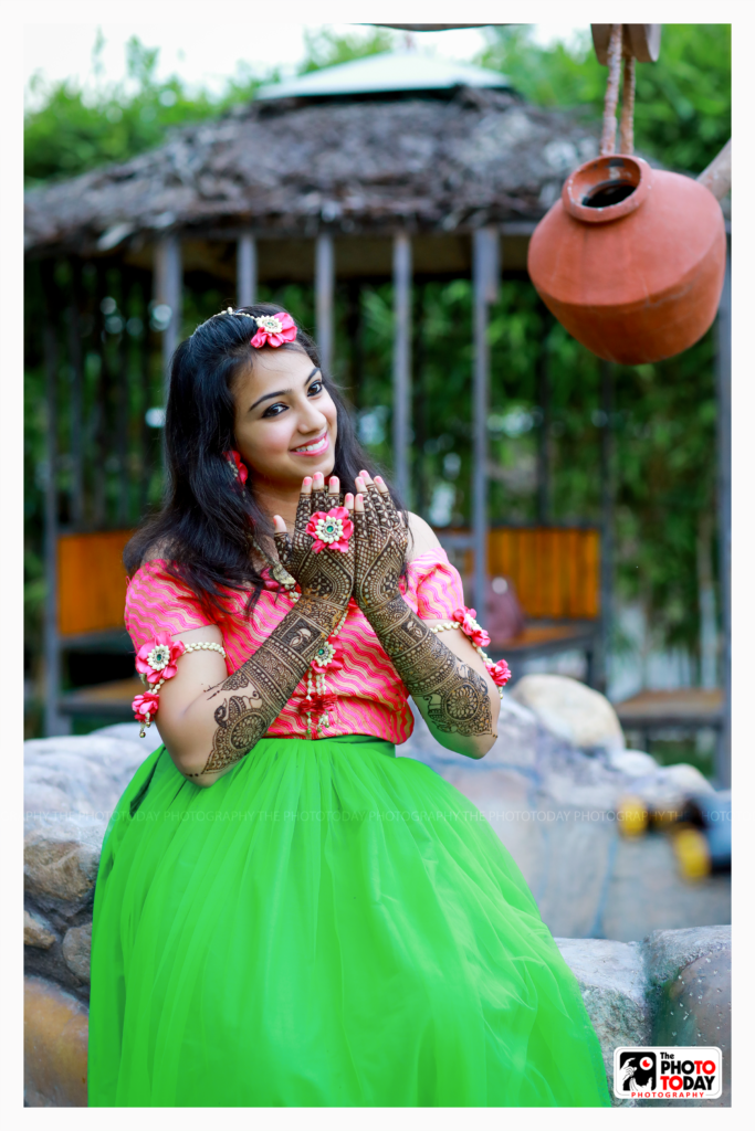 Mehndi clad hands to capture hearts!!