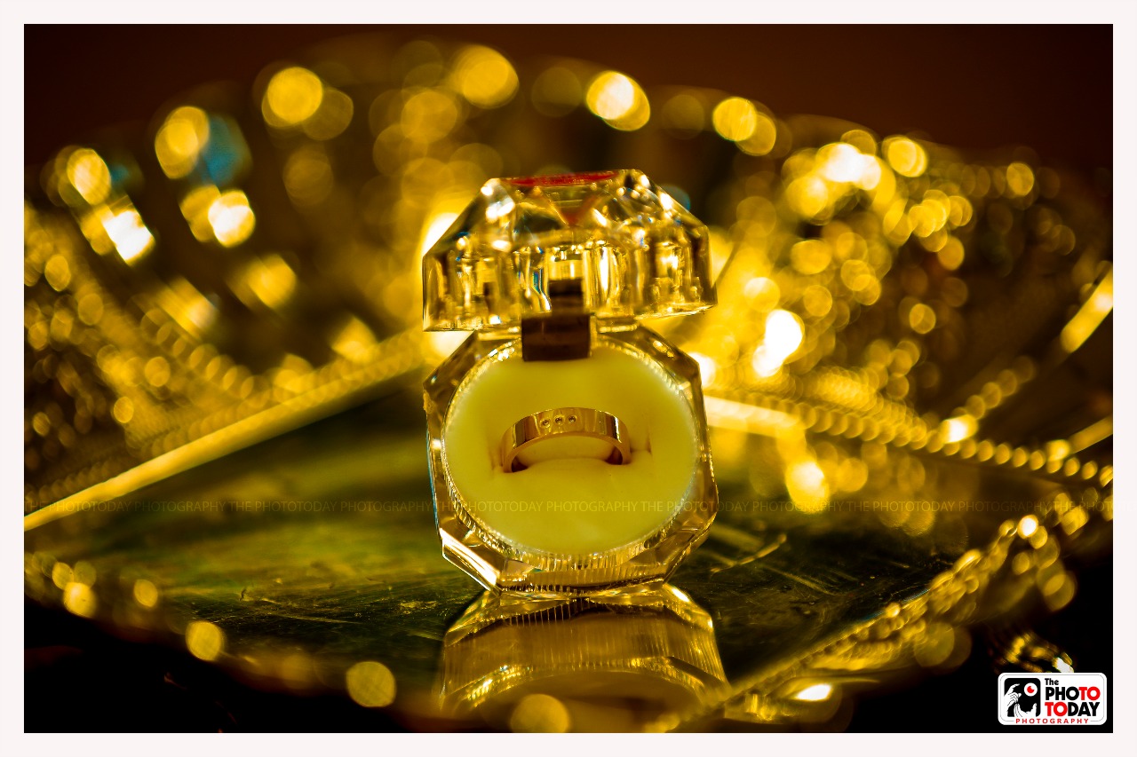 All that glitters!! And the ring that is gonna rule!! All that glitters!! And the ring that is gonna rule!!
