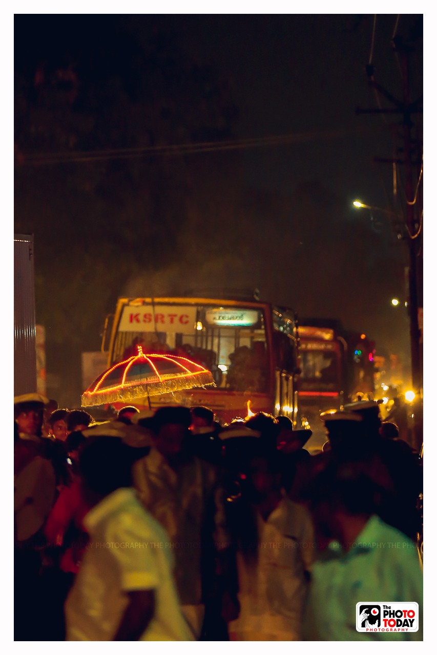 Traffic slowed,Camera flashes popped to make out a perfect Silhoutte of the parsol and the people!!