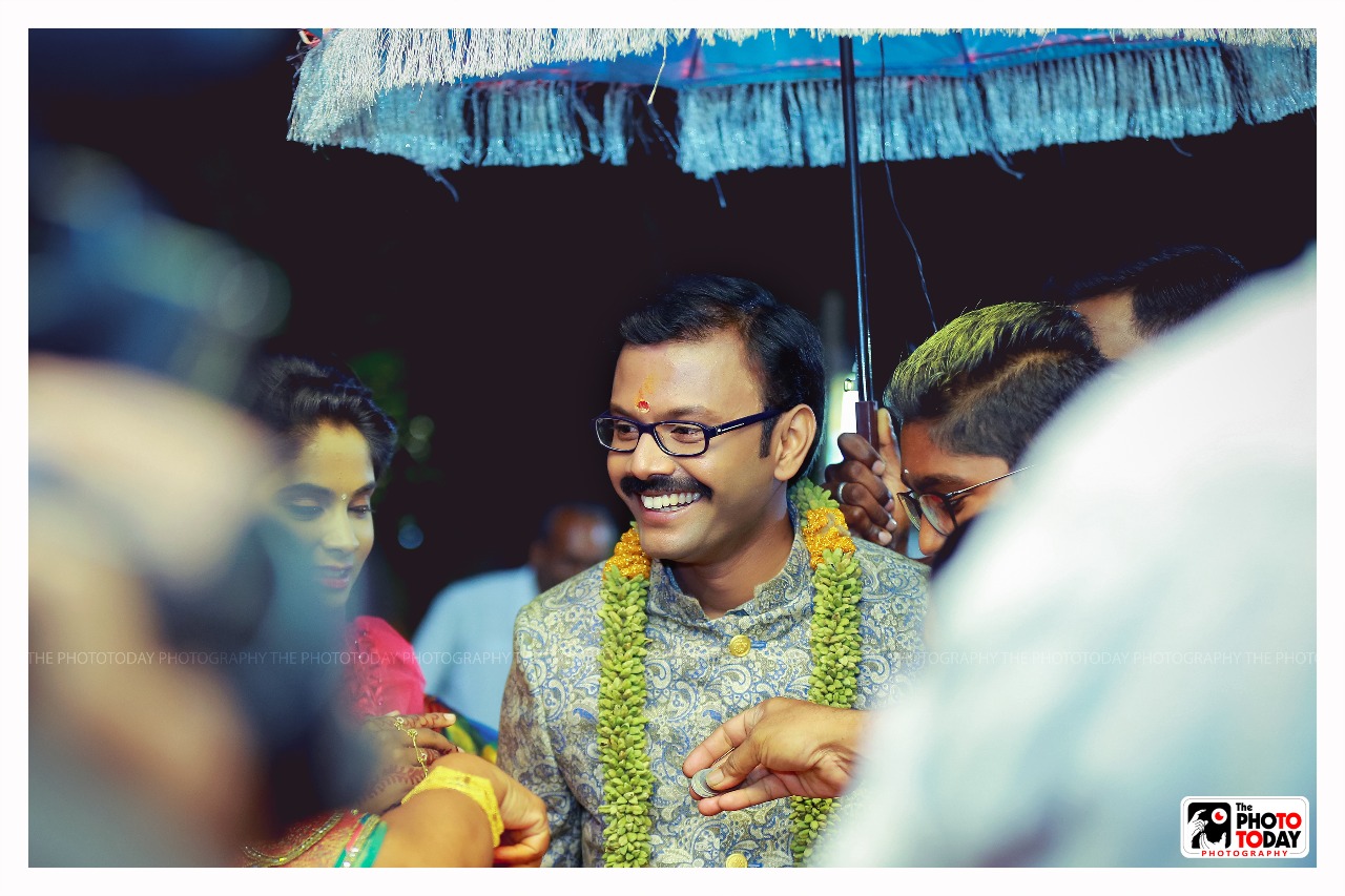 A mass cool entry of the dashing groom with wedding finery & decorated parasol!!