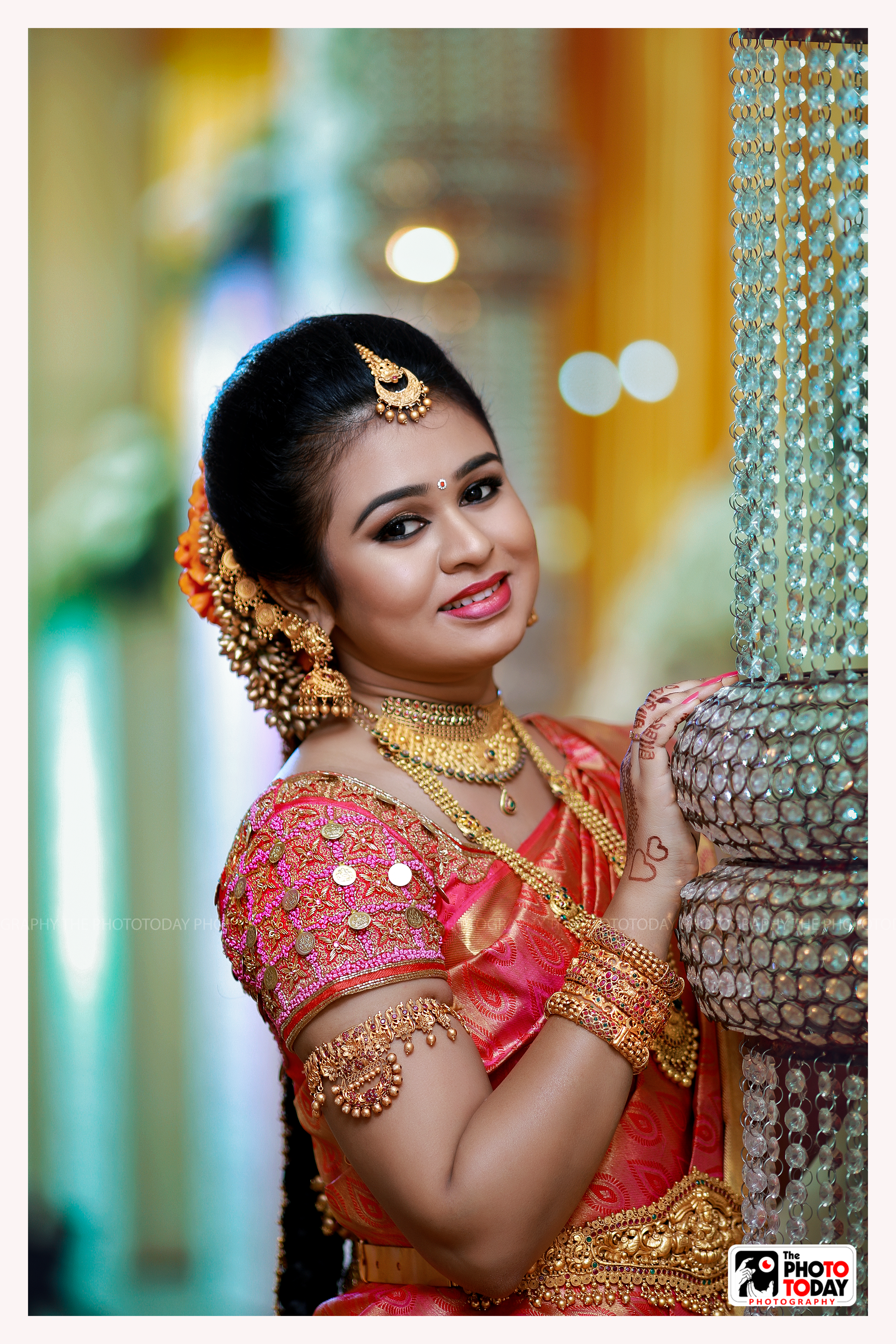 Sheer beauty!! Gold Chocker and a vanki to compliment it!!Nethi chutti gives her face a definition!! Pinned to perfection!!